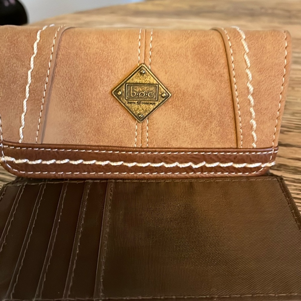 Wallet BOC, BornOConcept holders for 17 cards dollars in back. Coins on side